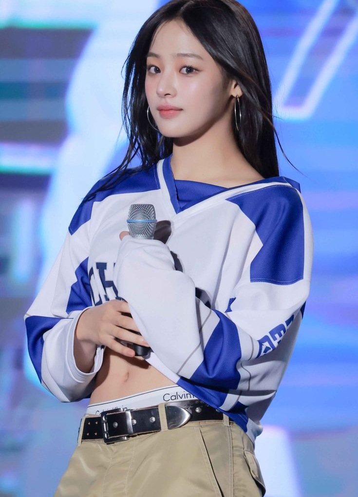민지 (Minji · NewJeans)