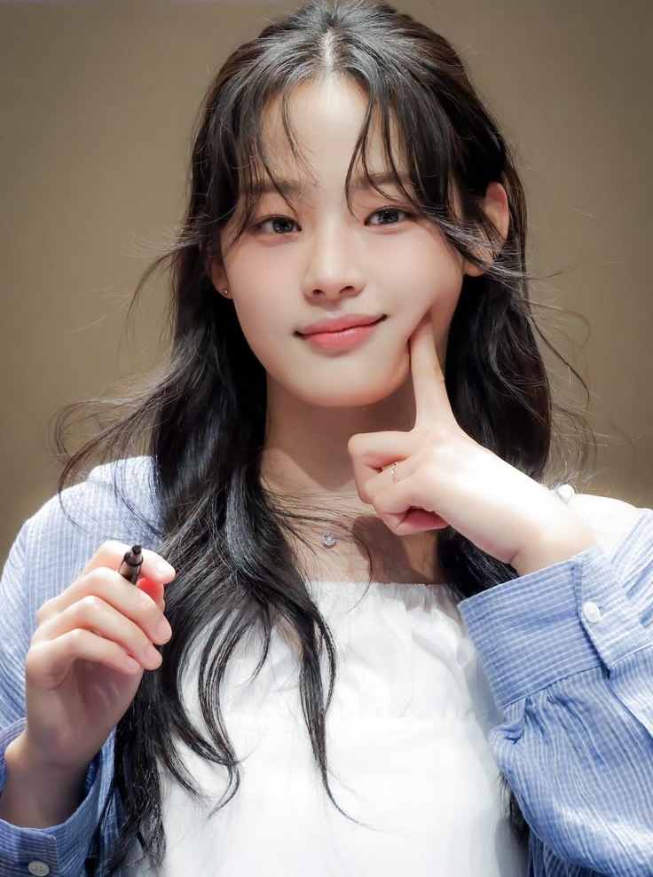 민지 (Minji · NewJeans)